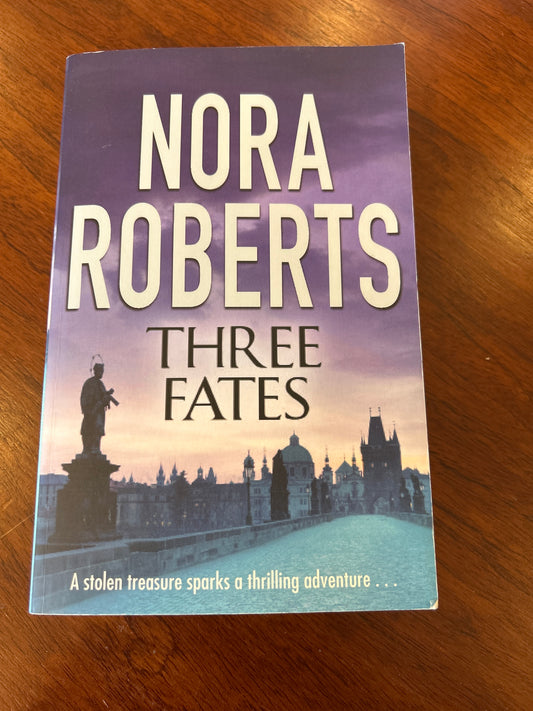 Three fates. Nora Roberts. 2009.