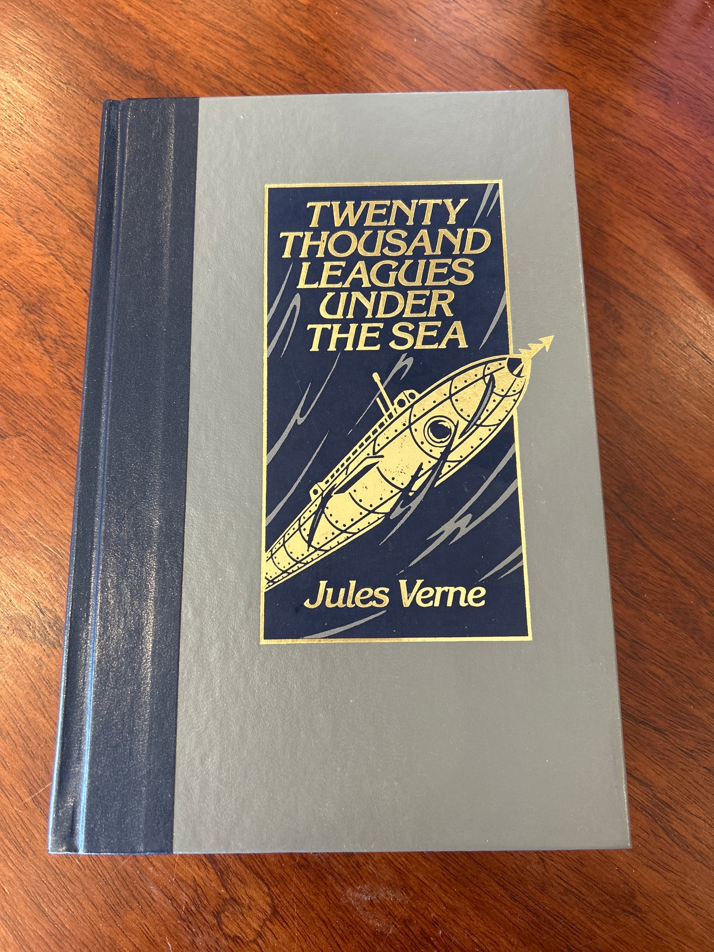 20,000 leagues under the sea. Jules Verne. 1990.