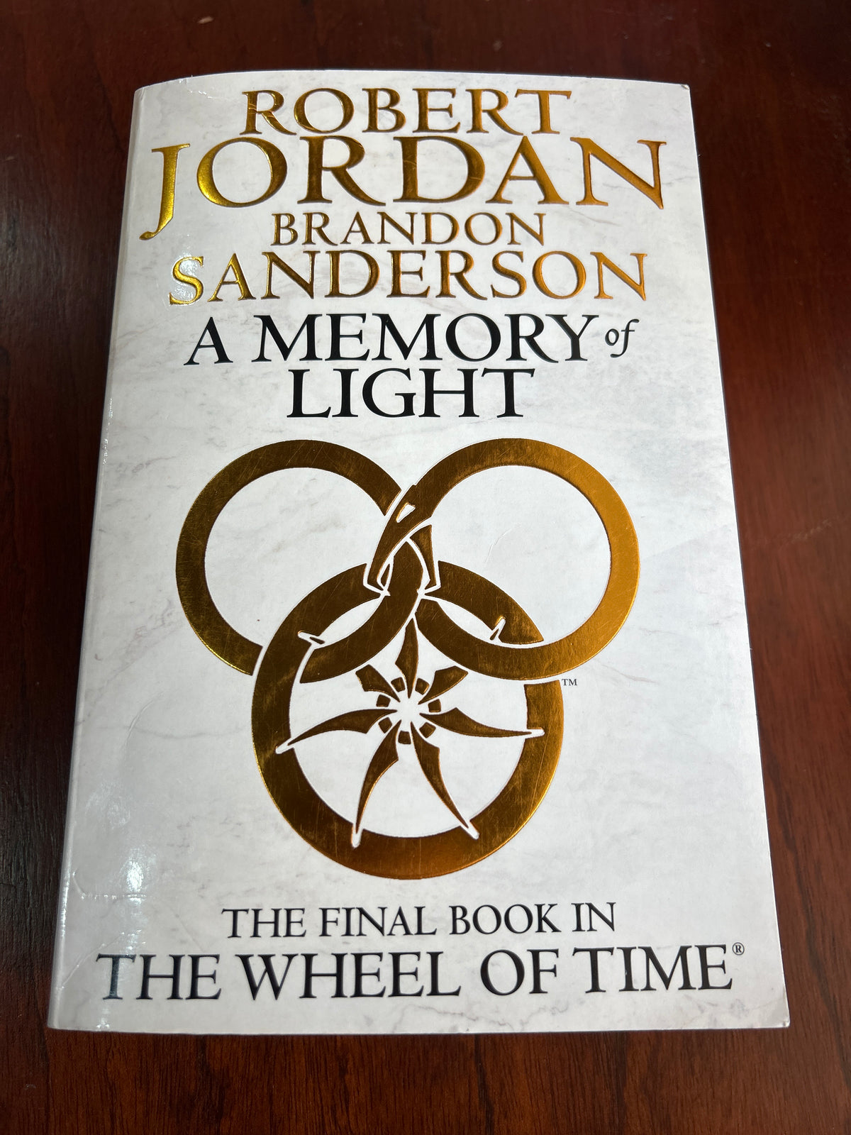 Memory of light. Robert Jordan & Brandon Sanderson. 2013.