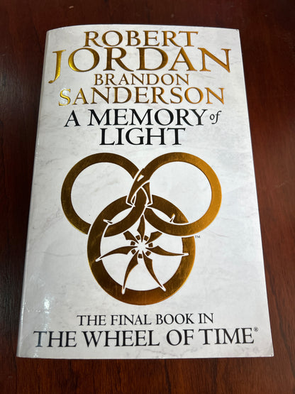 Memory of light. Robert Jordan & Brandon Sanderson. 2013.
