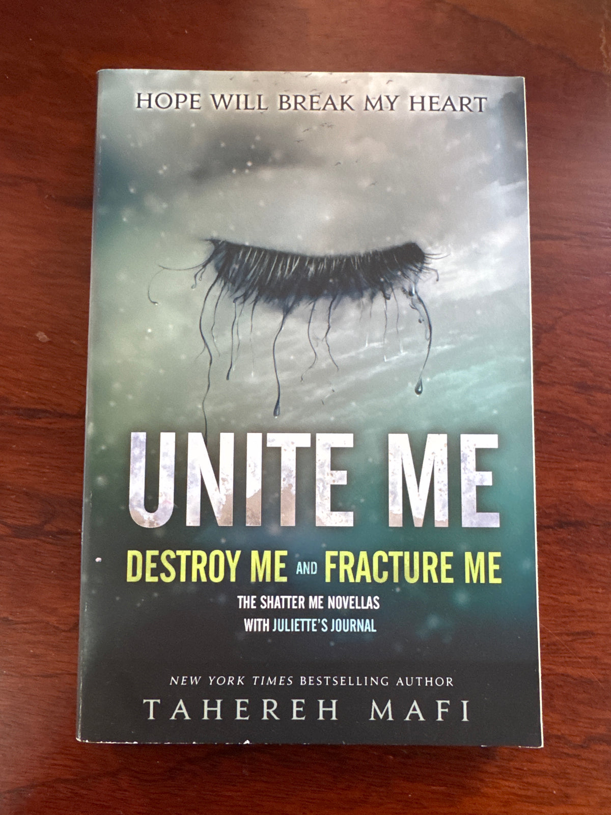 Unite me, Destroy me and Fracture me. Tahereh Mafi. 2014.