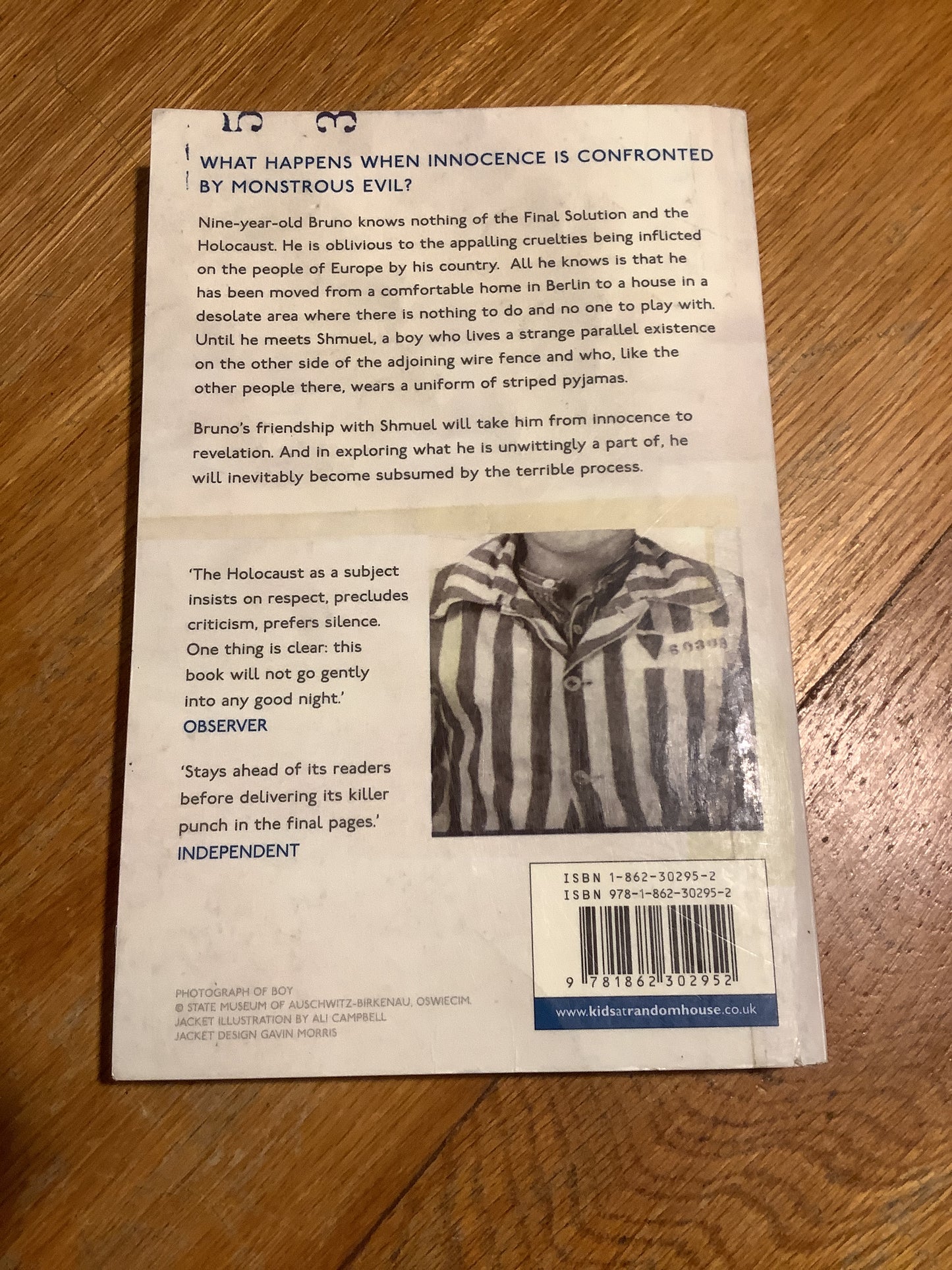 Boy in the striped pyjamas. John Boyne. 2006.
