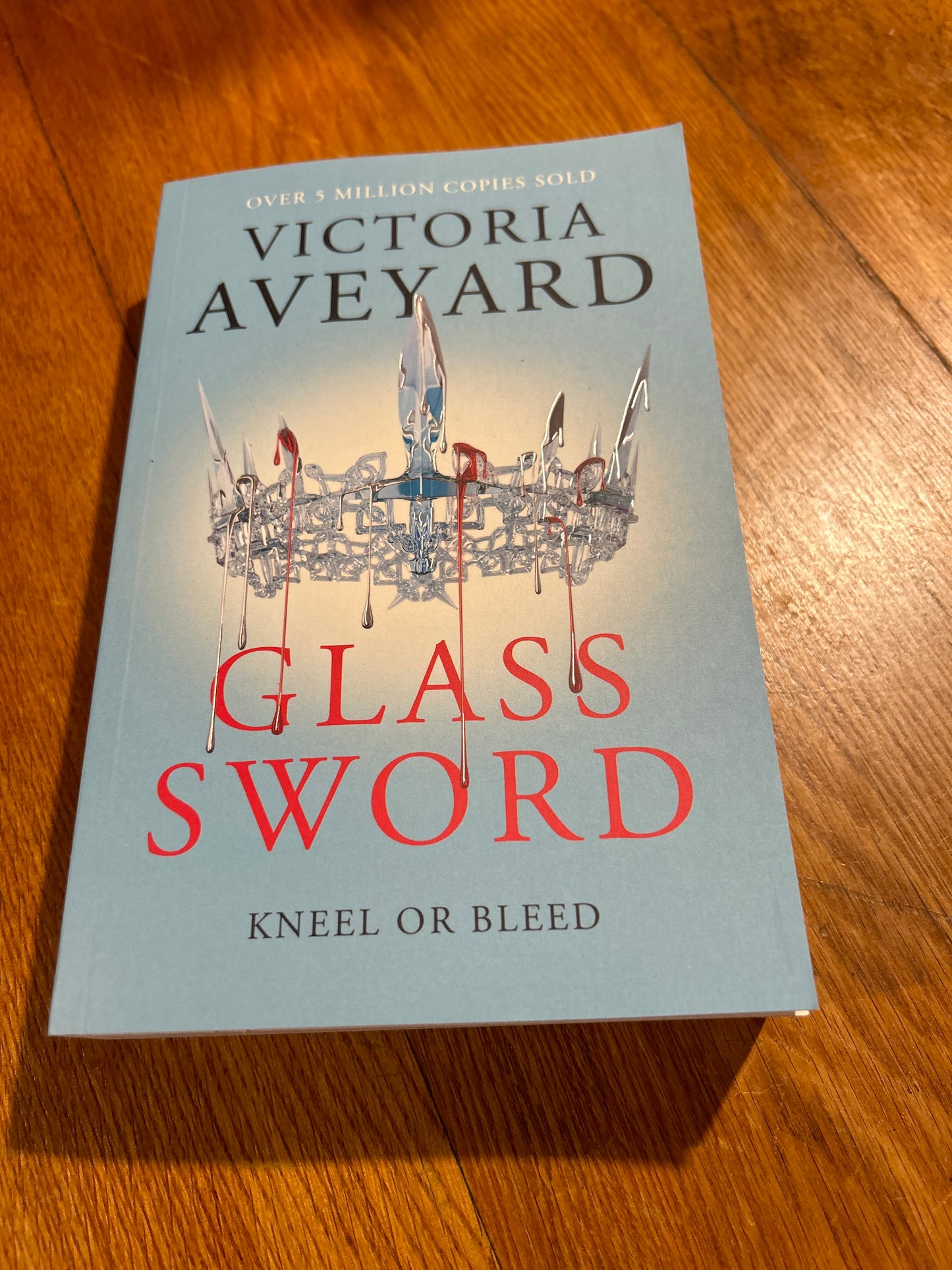 Glass sword. Victoria Aveyard. 2016.