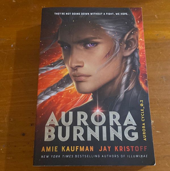 Aurora burning. Amie Kaufman & Jay Kristoff. 2020.