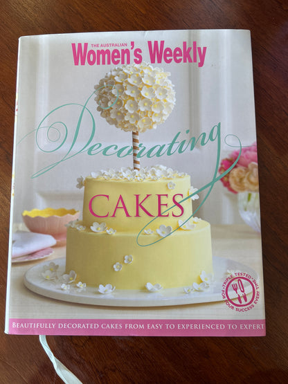 Decorating cakes. Australian Women’s Weekly. 2012.