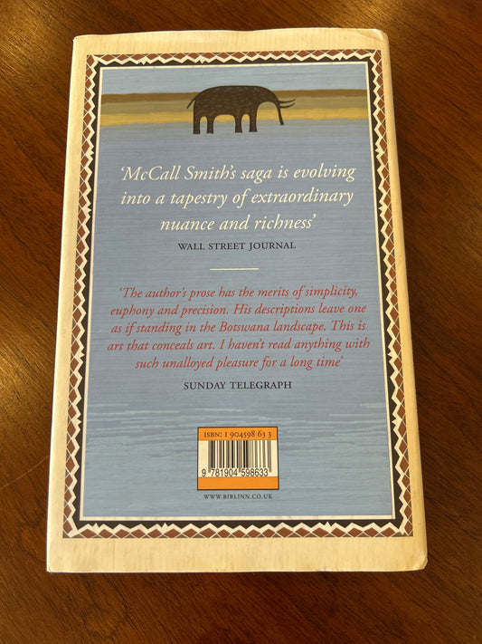 Blue shoes and happiness. Alexander McCall Smith. 2006.