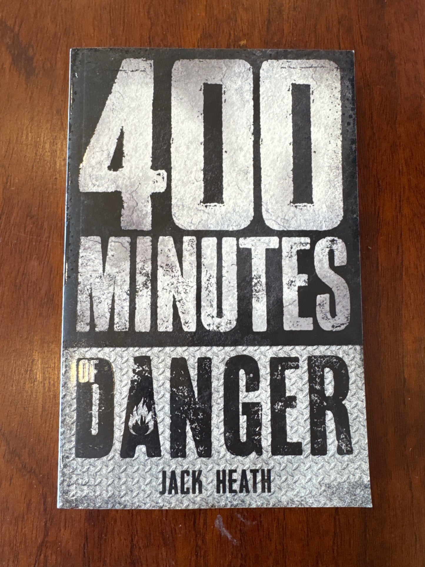 400 Minutes. Jack Heath. 2016.