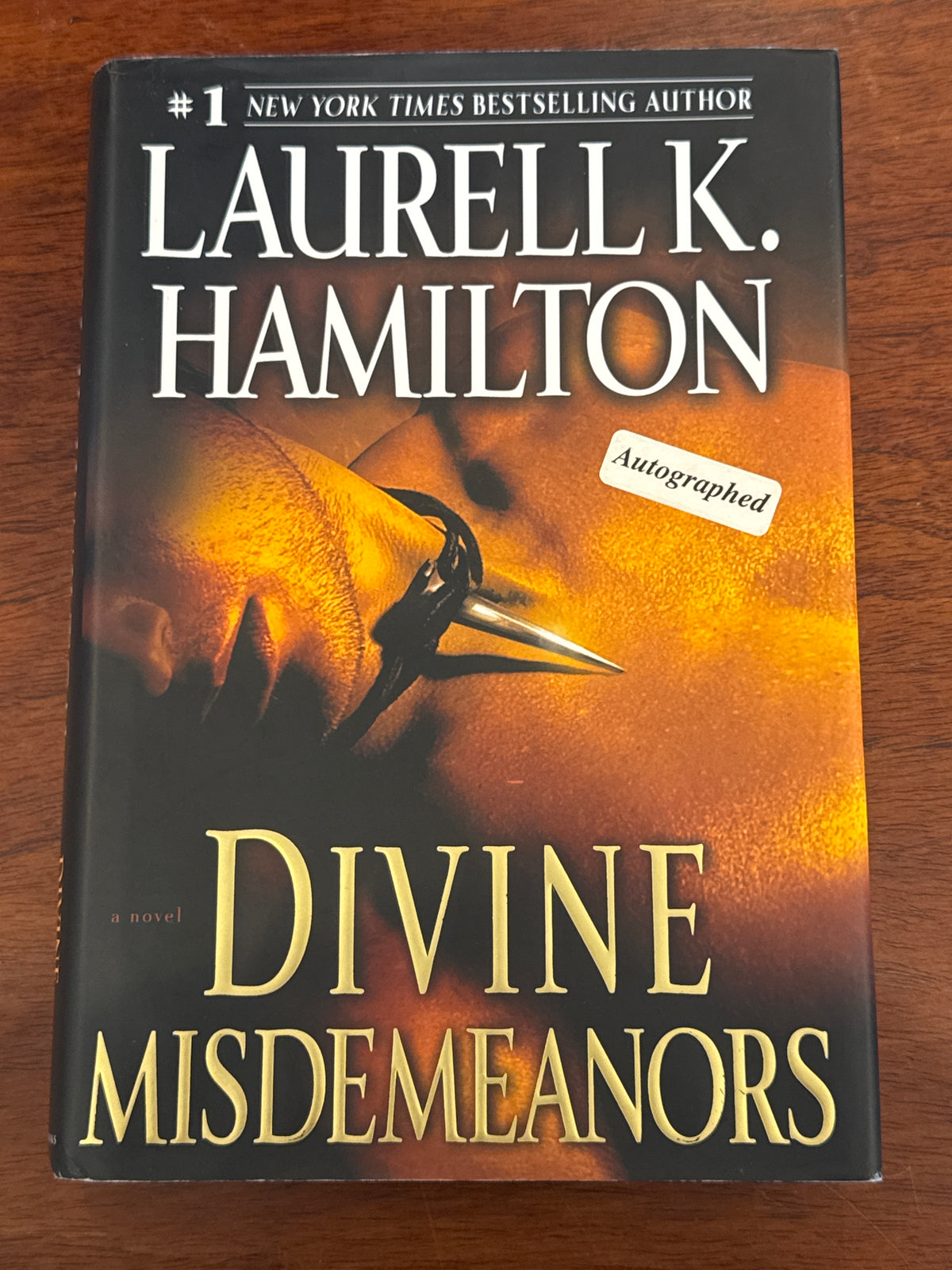 Divine misdemeanors. Laurell K. Hamilton. 2009.