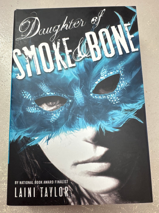 Daughter of smoke and bone. Laini Taylor. 2011.