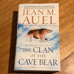 Clan of the cave bear. Jean Auel. 2011.