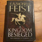 Kingdom beseiged. Raymond Feist. 2011.