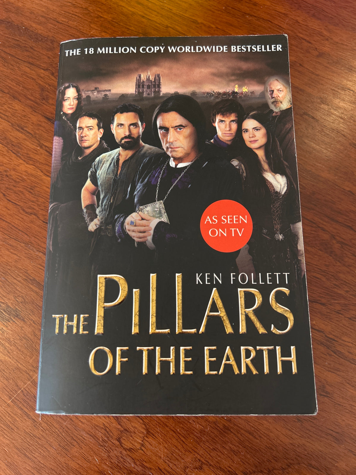 Pillars of the earth. Ken Follett. 2010.