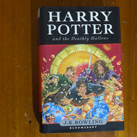 Harry Potter & the deathly hallows. J.K. Rowling.