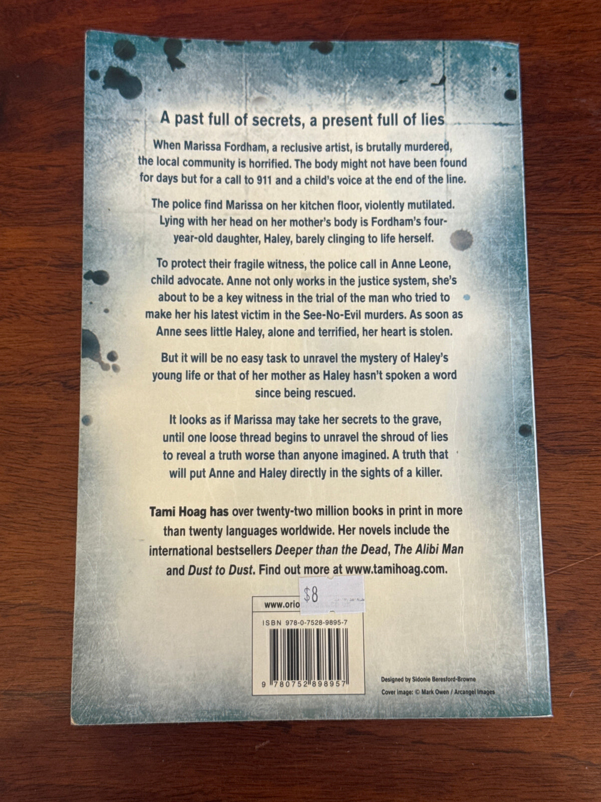 Secrets to the Grave. Tami Hoag. 2010.