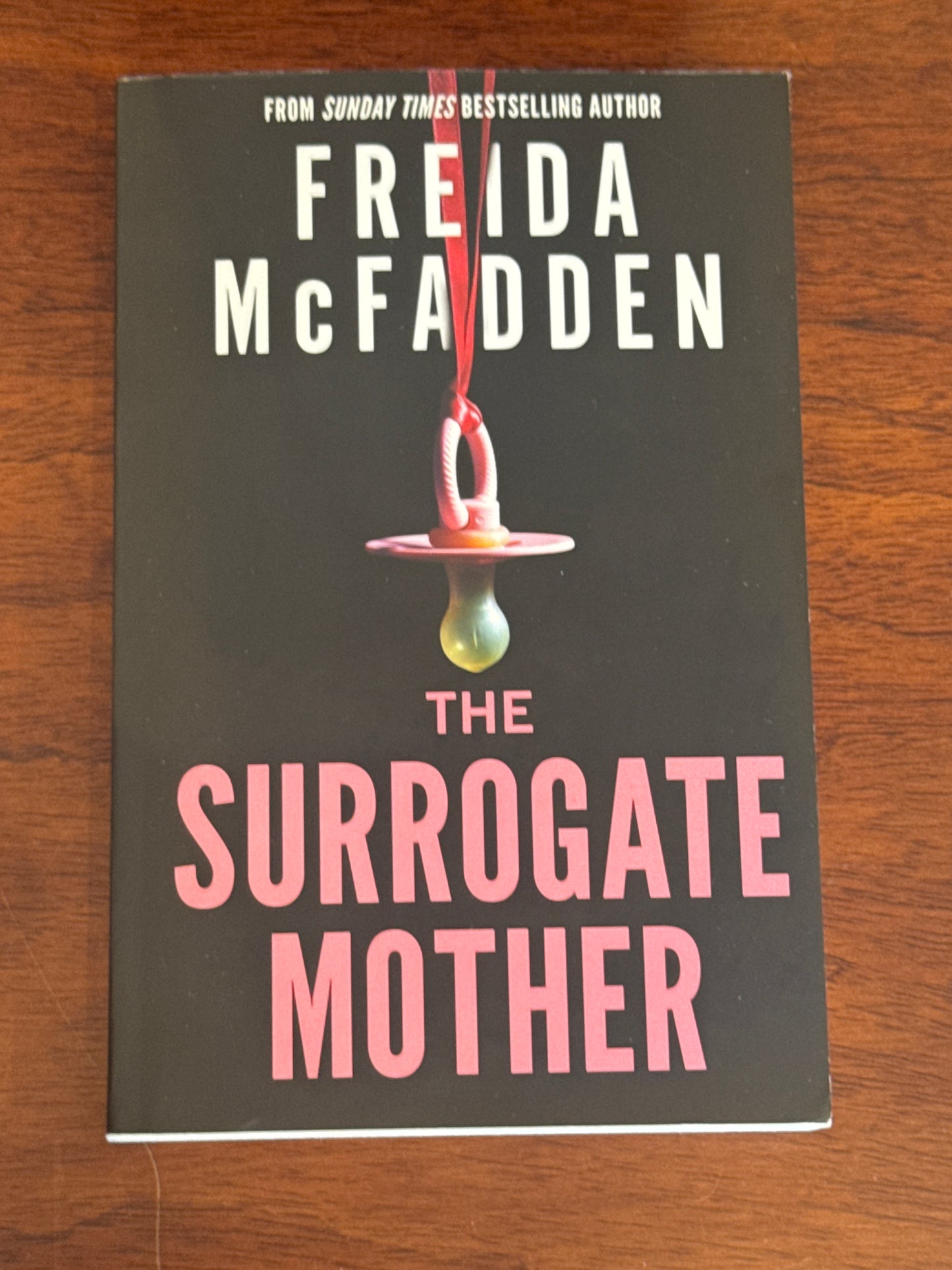Surrogate mother. Freida McFadden. 2025.