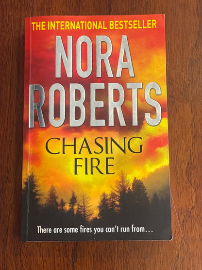 Chasing fire. Nora Roberts. 2012.