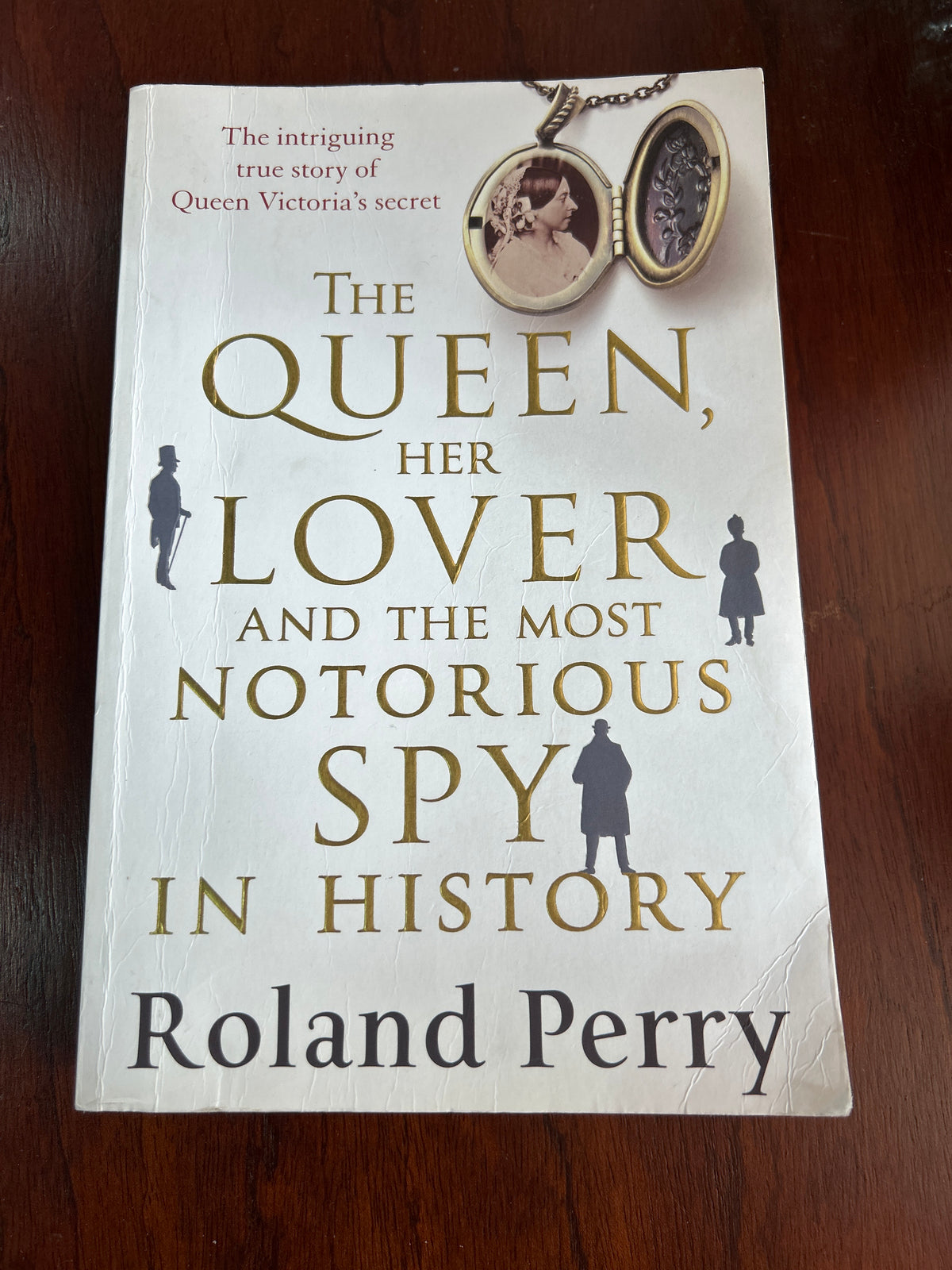 The Queen, her lover and the most notorious spy in history. Roland Perry. 2014.