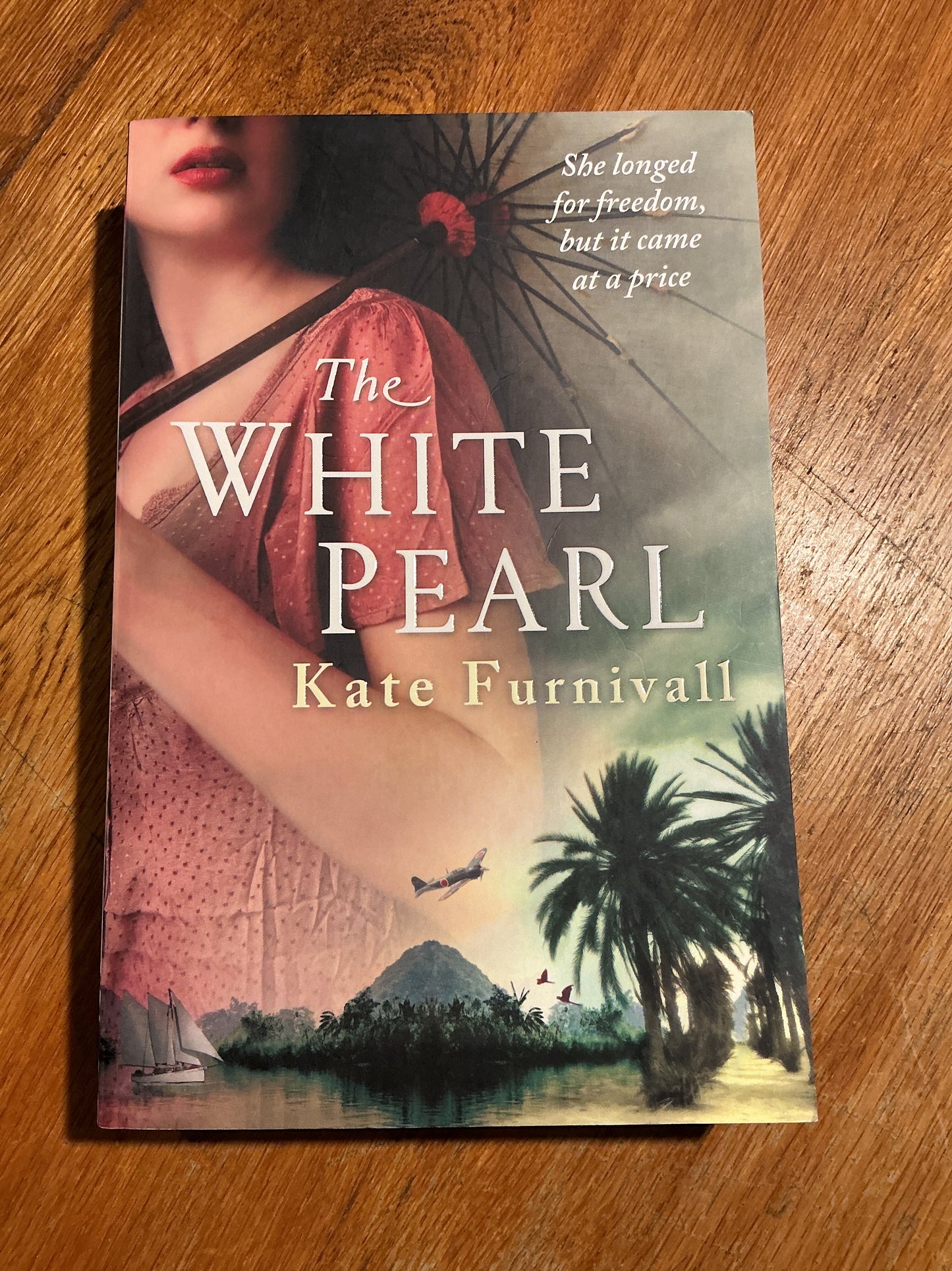 White pearl. Kate Furnivall. 2011.