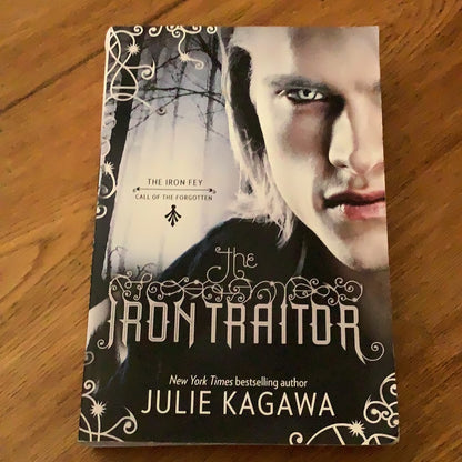 Iron traitor. Julie Kagawa. 2015.