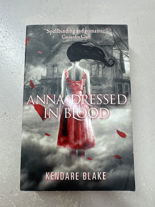 Anna dressed in blood. Kendare Blake.2011.