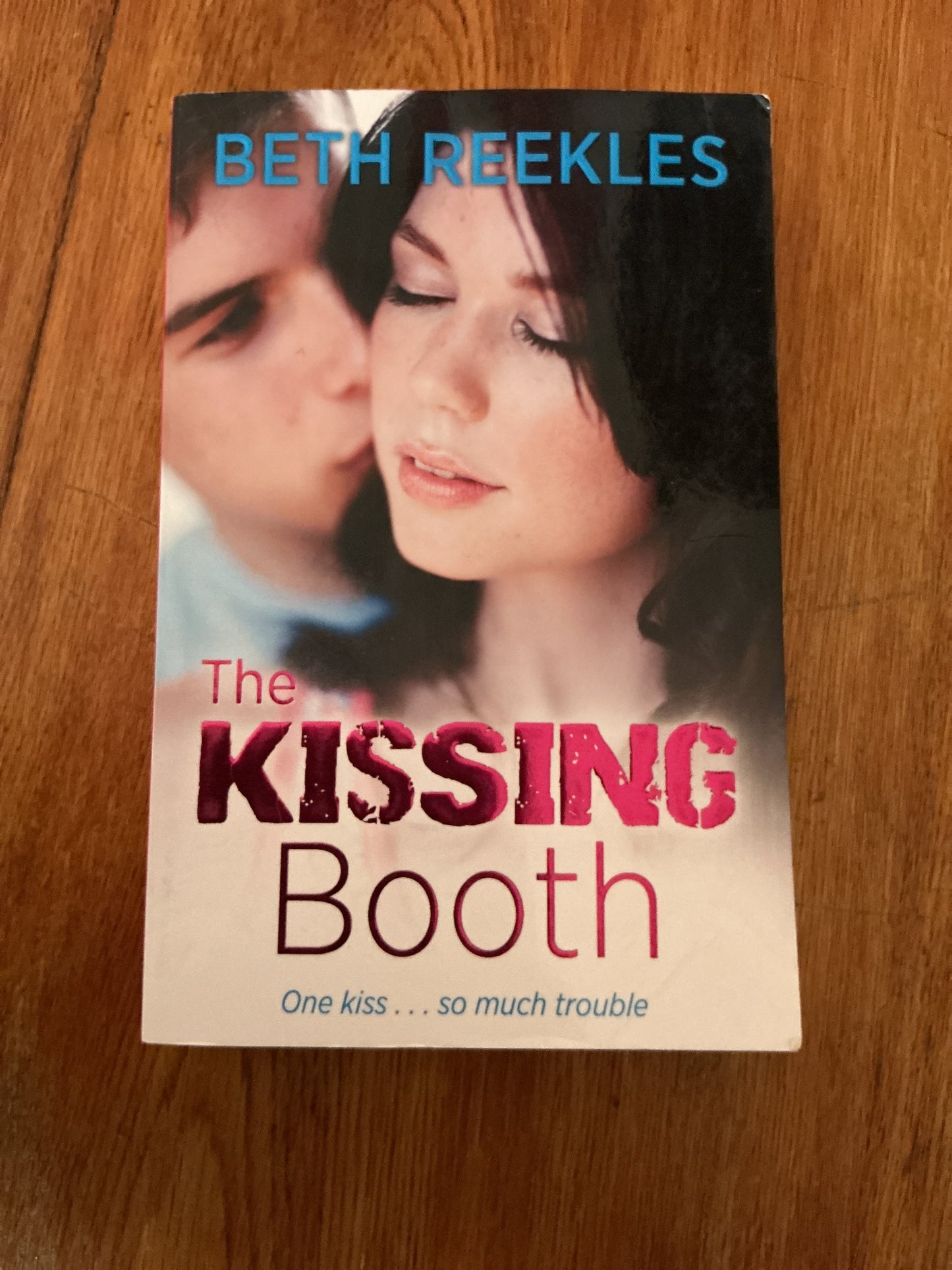Kissing booth. Beth Reekles. 2013.