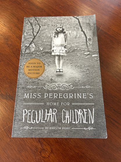 Miss Peregrine's home for peculiar children. Ransom Riggs. 2013.