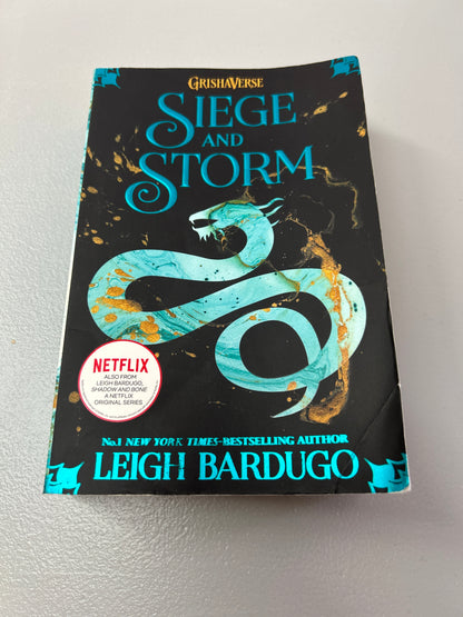 Siege and storm. Leigh Bardugo. 2018.