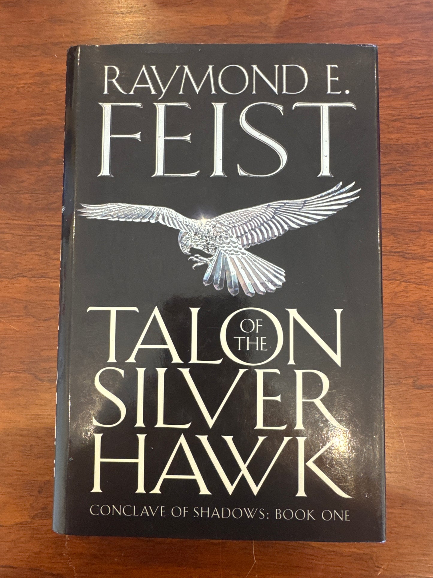 Talon of the Silver Hawk. Raymond Feist. 2002.