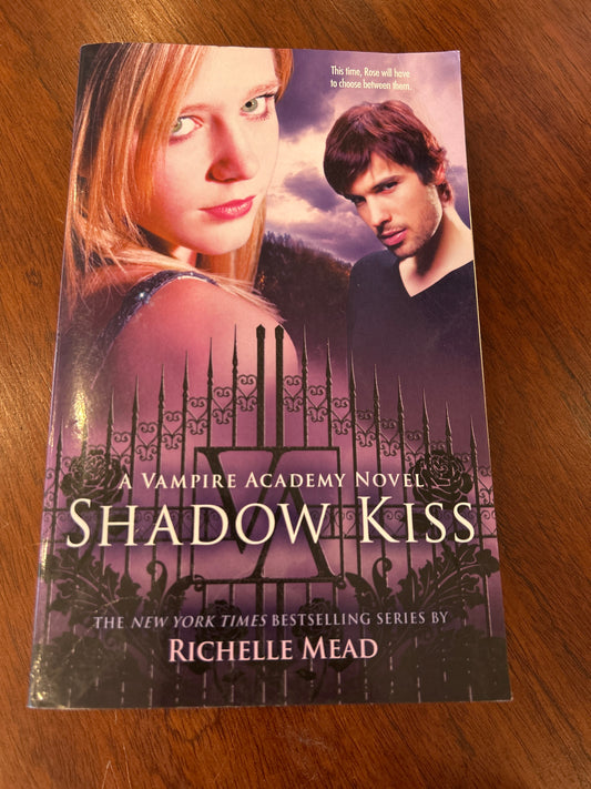 Shadow kiss. Richelle Mead. 2008.