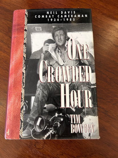 One crowded hour: Neil Davis combat cameraman. Tim Bowden. 1995.