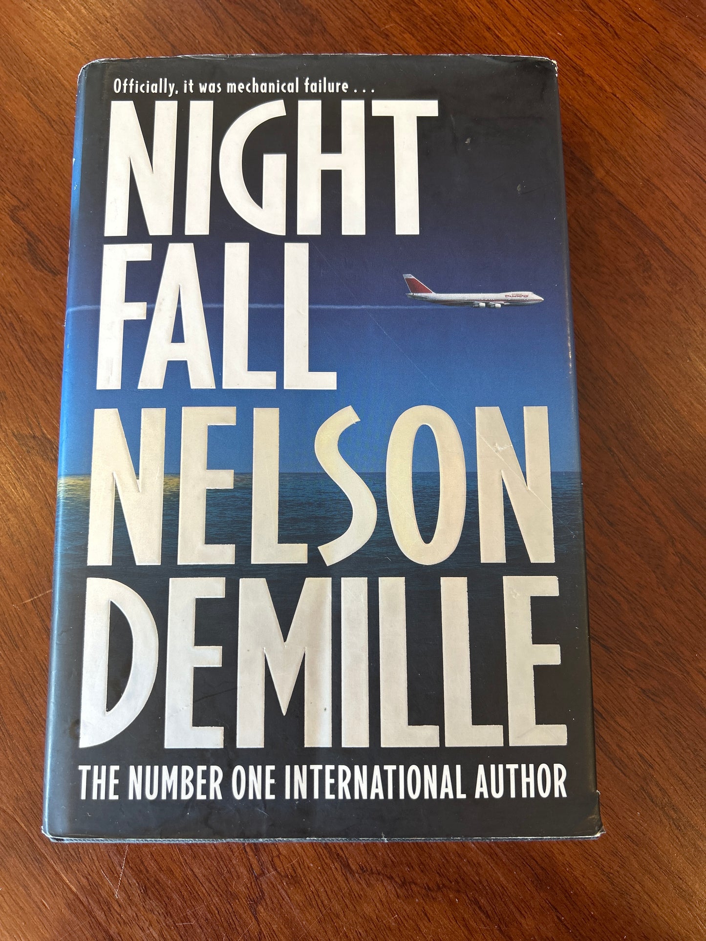 Night fall. Nelson DeMille. 2004.
