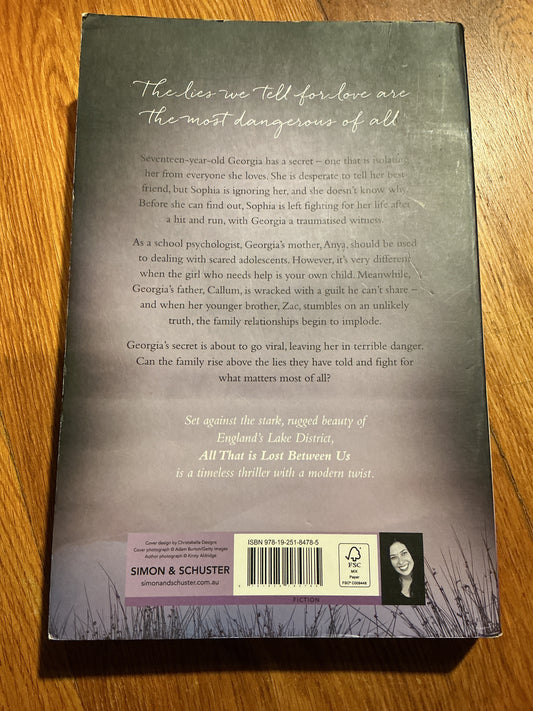 All that is lost between us. Sara Foster. 2016.