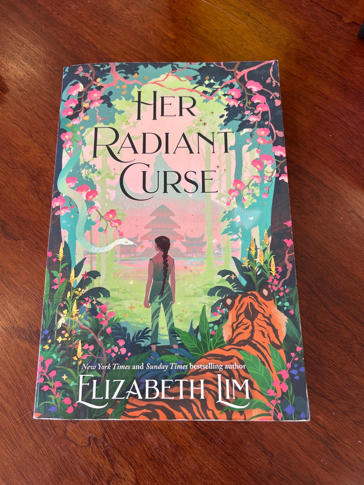Her radiant curse. Elizabeth Lim. 2023.