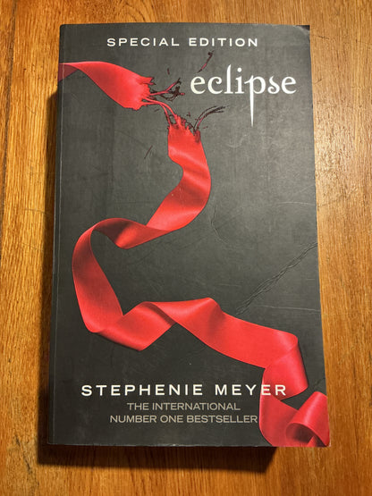 Eclipse. Stephenie Meyer. 2008.