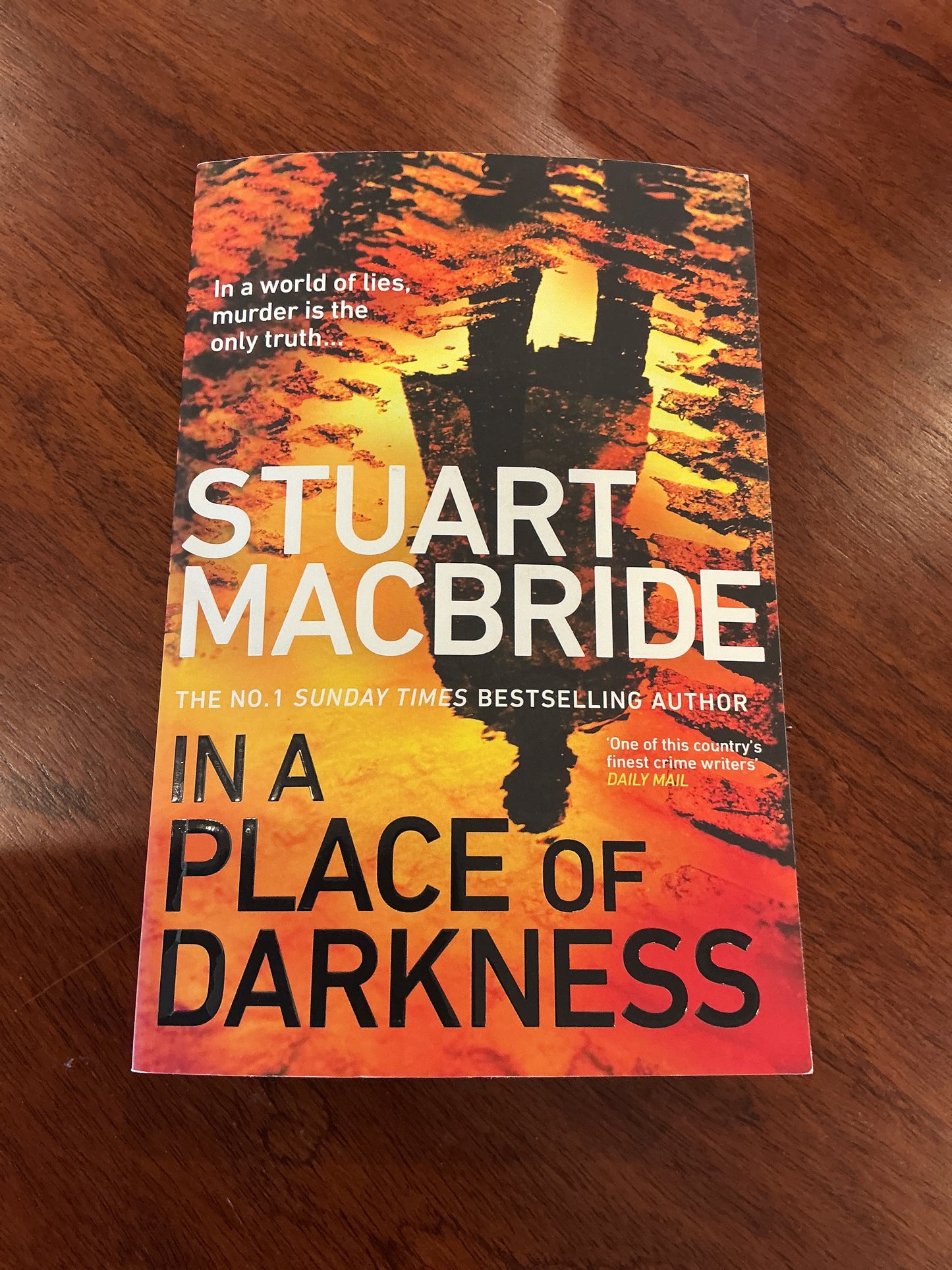 In a place of darkness. Stuart MacBride. 2024.
