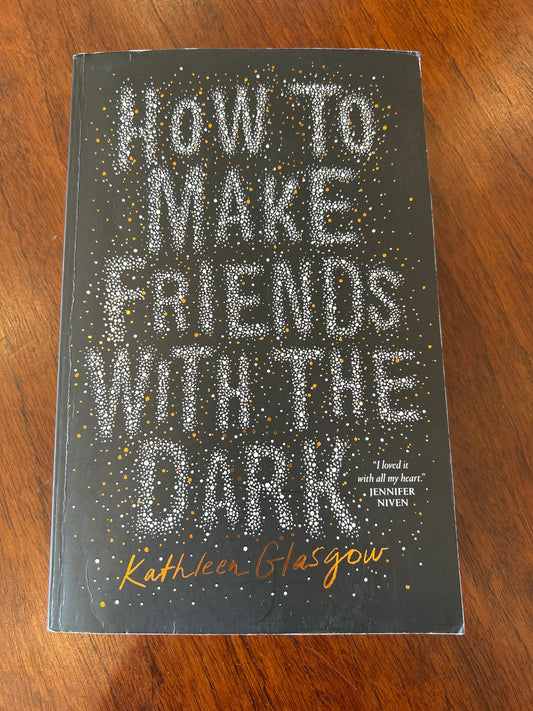 How to make friends with the dark. Kathleen Glasgow. 2019.
