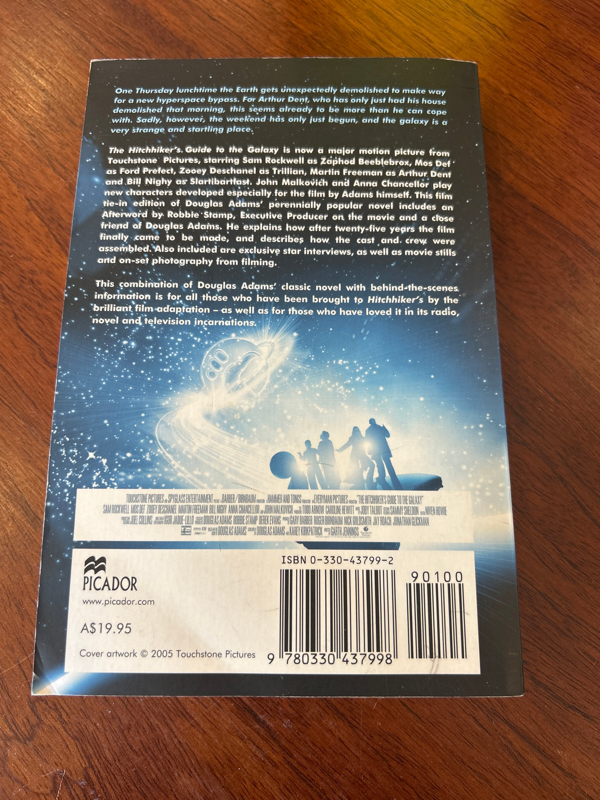Hitchhiker’s guide to the galaxy. Douglas Adams. 2005.