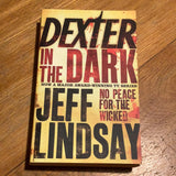 Dexter in the dark. Jeff Lindsay. 2008.