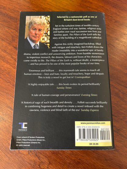 Pillars of the earth. Ken Follett. 2010.