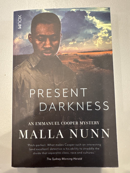 Present darkness. Malla Nunn. 2017.