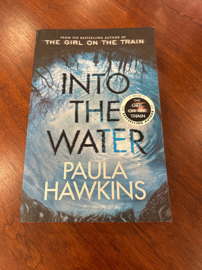 Into the water. Paula Hawkins. 2017.