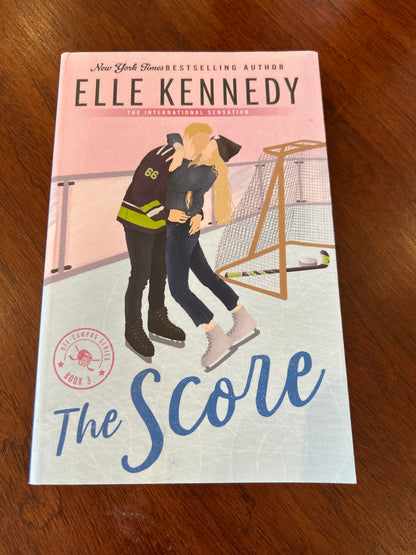 The score off-campus. Elle Kennedy. 2023.