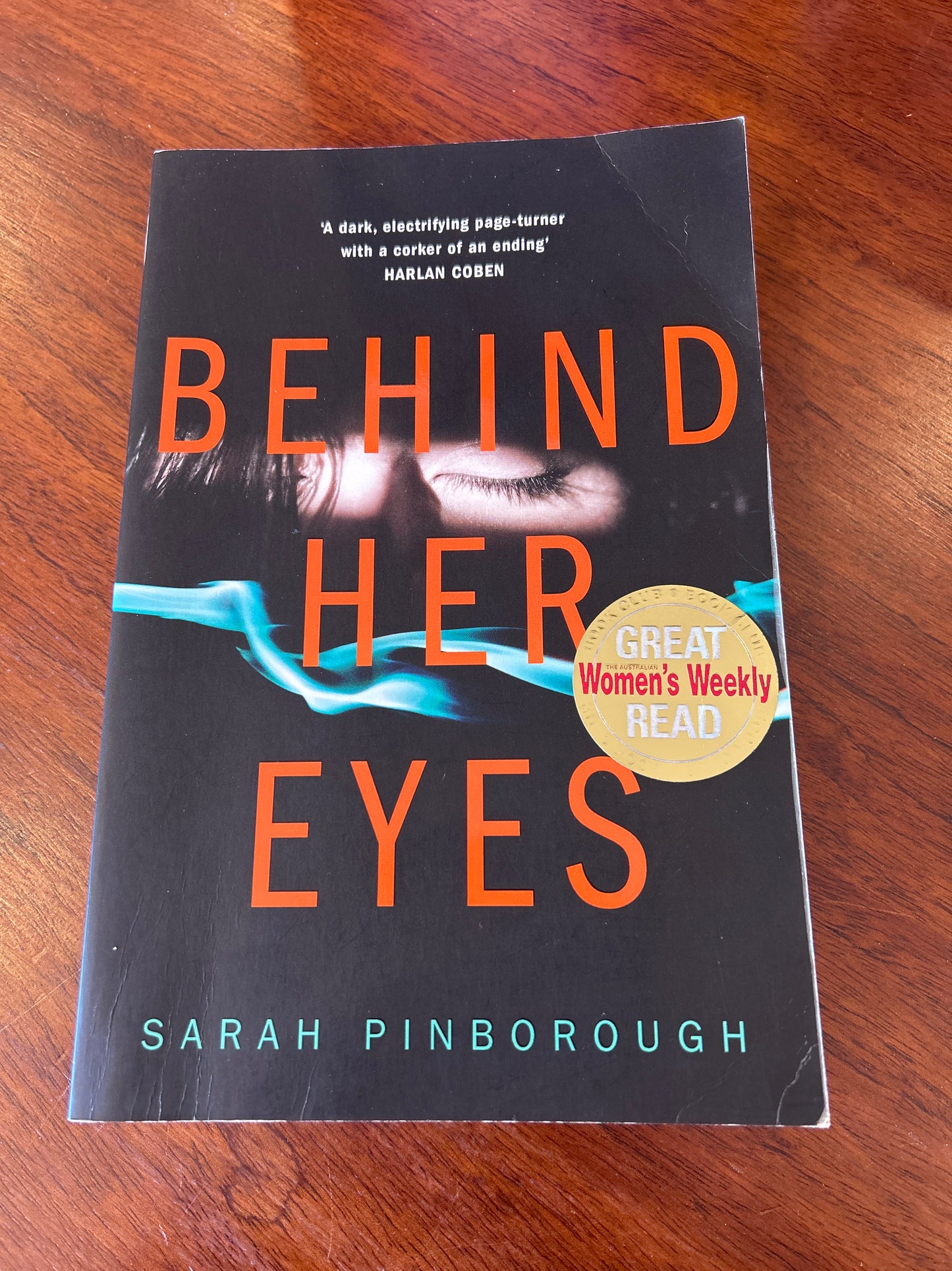 Behind her eyes. Sarah Pinborough. 2017.