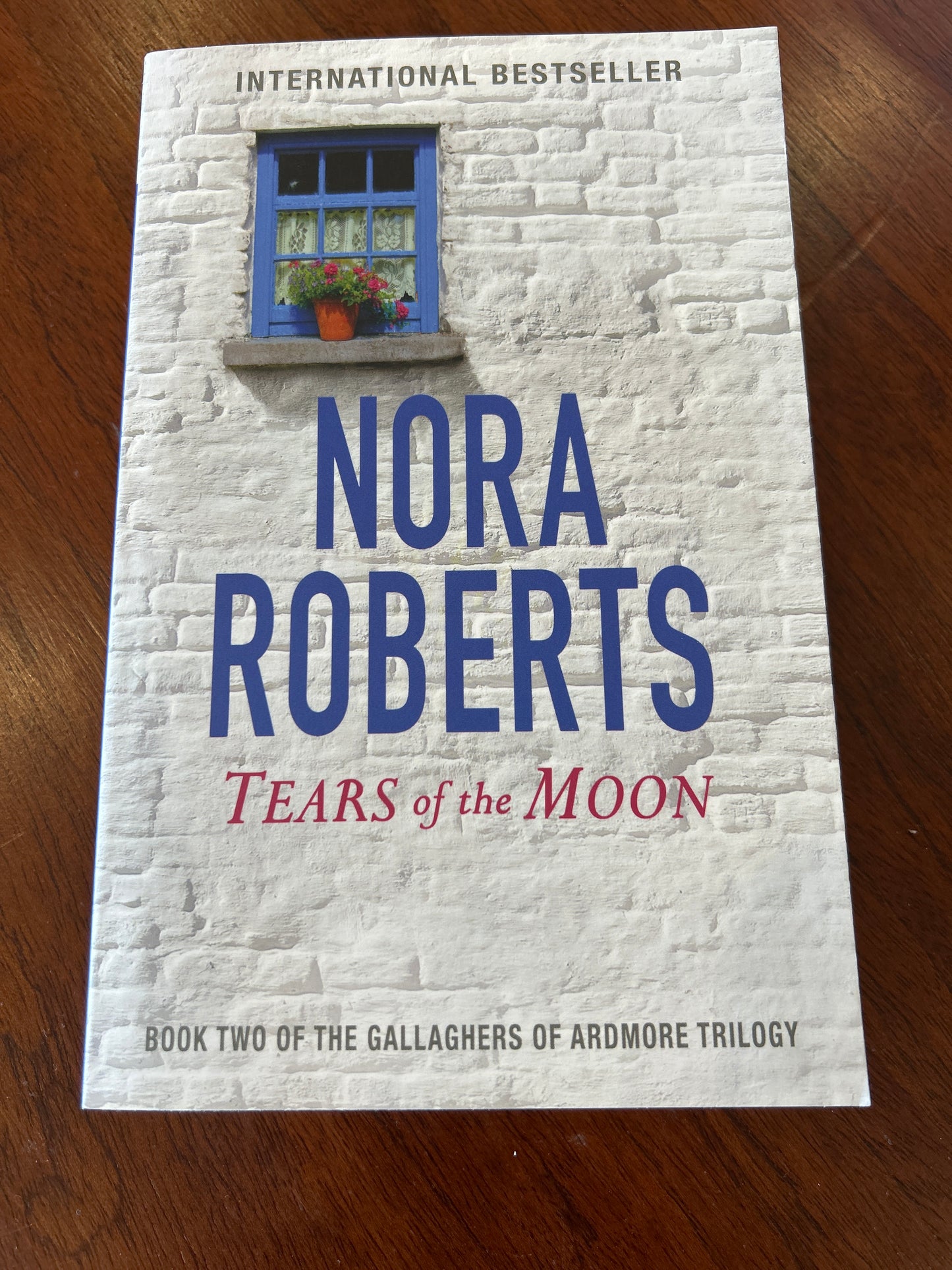 Tears of the moon. Nora Roberts .2016.