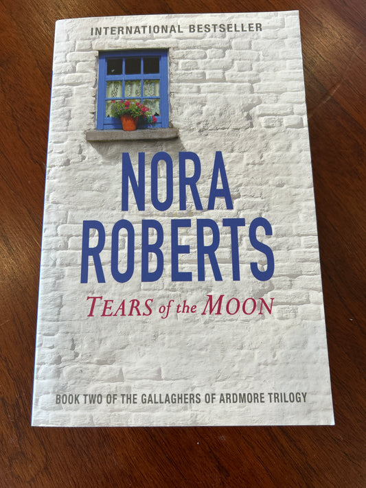 Tears of the moon. Nora Roberts .2016.
