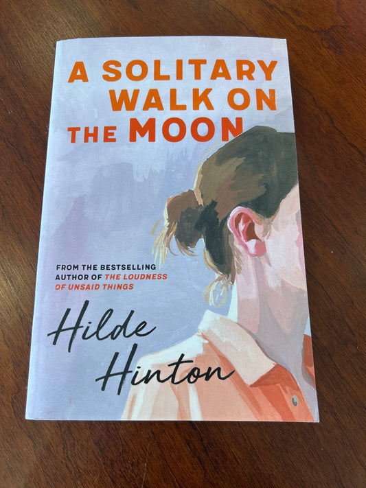 Solitary walk on the moon. Hilde Hinton. 2022.