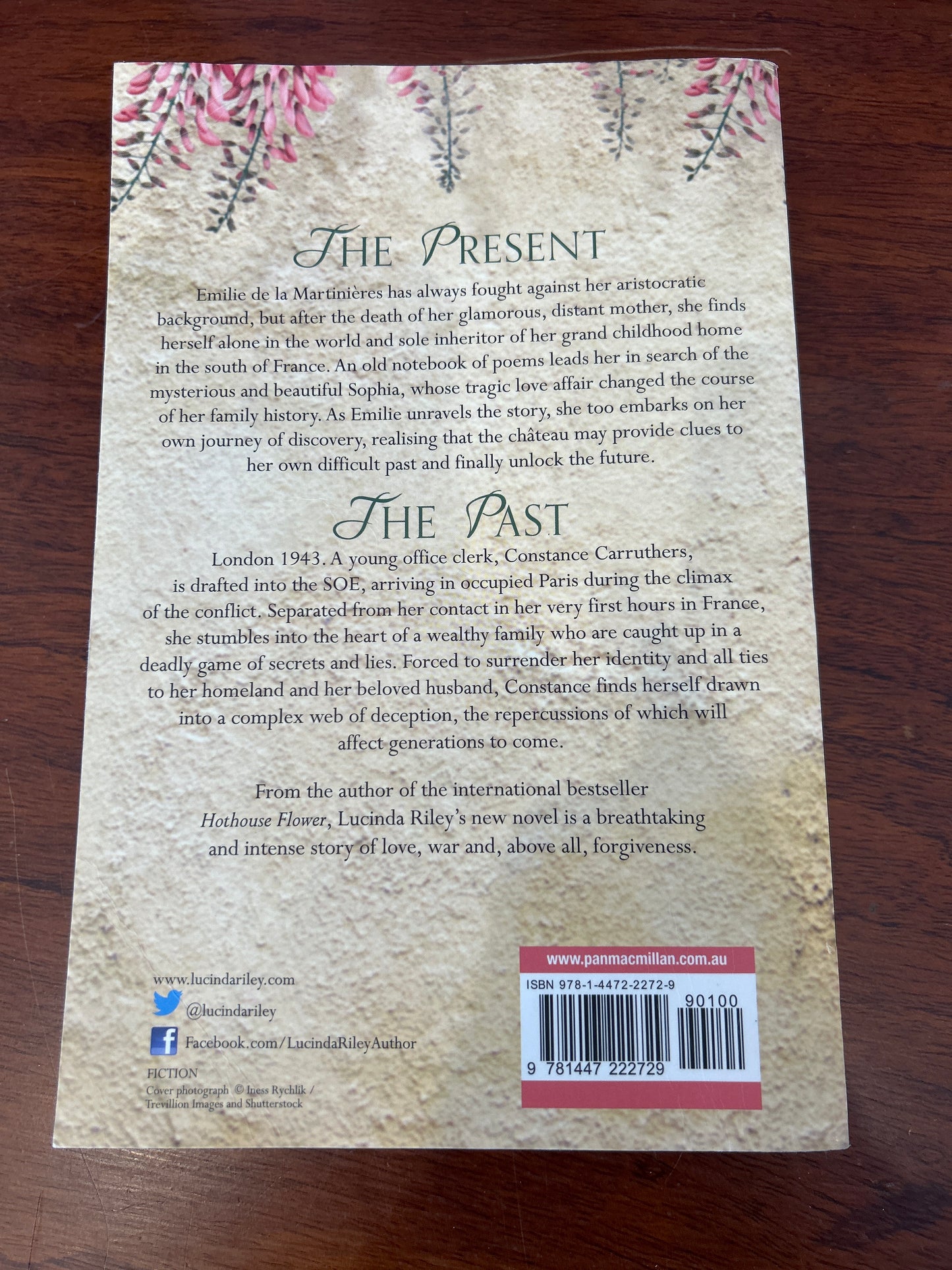 Light behind the window. Lucinda Riley. 2012.