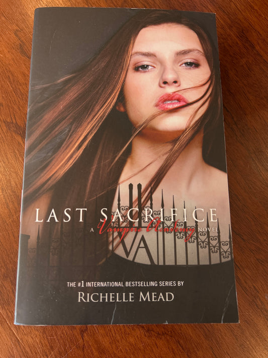 Last sacrifice. Richelle Mead. 2011.
