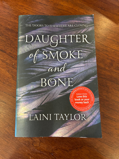 Daughter of smoke and bone. Laini Taylor. 2011.