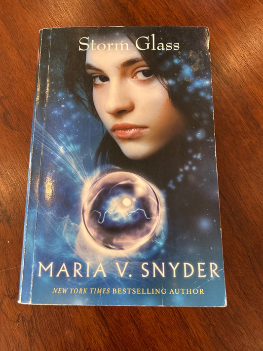 Storm glass. Maria V. Snyder. 2012.